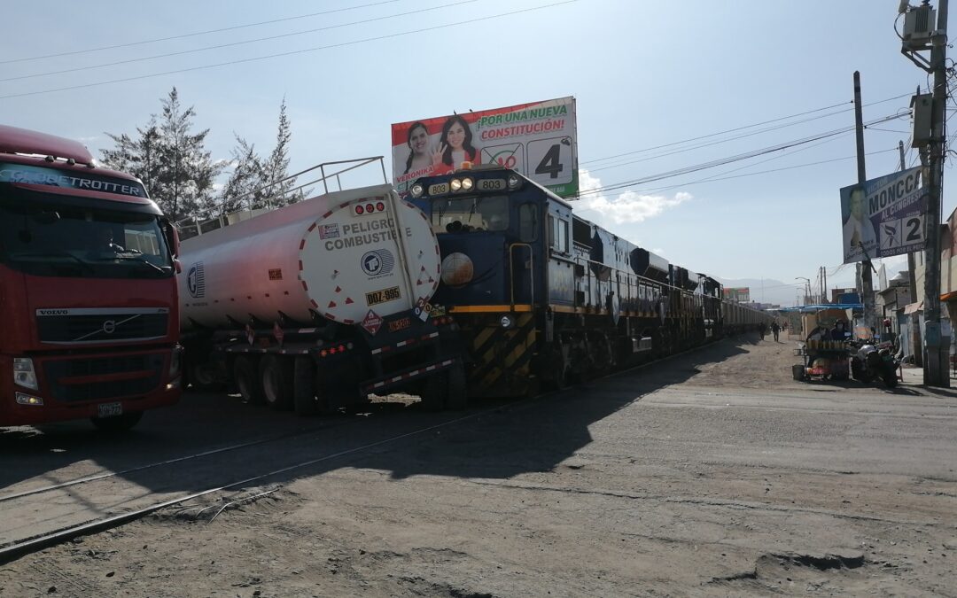 Arequipa: Tren choca con cisterna de combustible