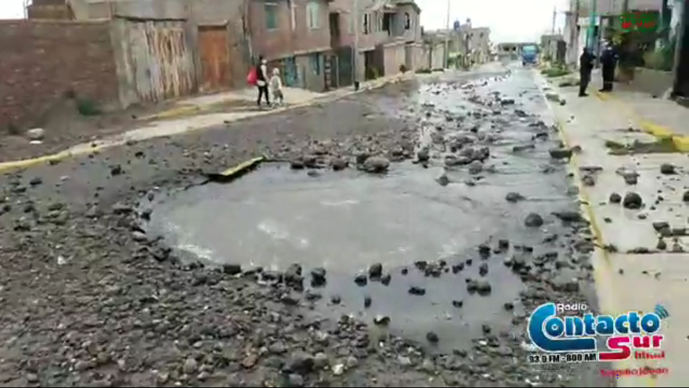 Arequipa: Rotura de tubería causa inundación en domicilios. SEDAPAR los ha descuidado