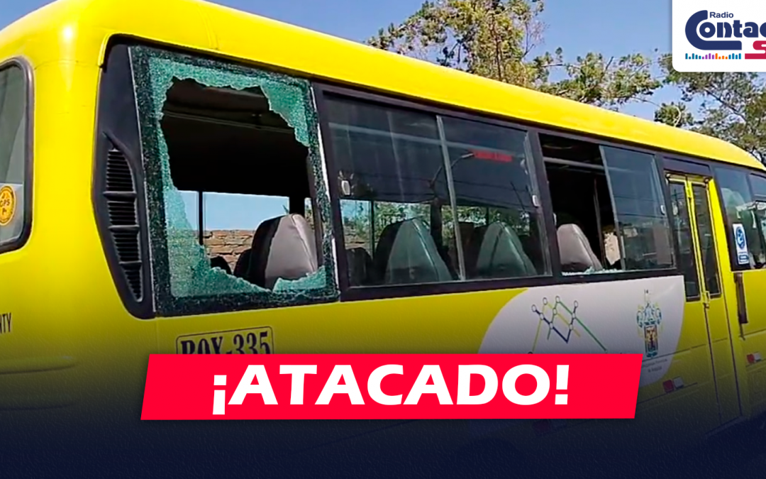 AREQUIPA: BUS DE LA EMPRESA TRANSCAYMA ES ATACADA CON PIEDRAS POR UN MENOR DE EDAD A LA ALTURA DE SENASA