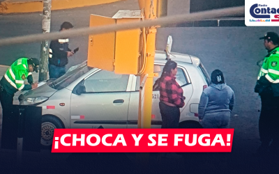 AREQUIPA: CARRO CHOCA CONTRA UN POSTE EN LA AV. DOLORES Y POLICÍAS ENCUENTRAN BOTELLAS DE CERVEZA AL INTERIOR