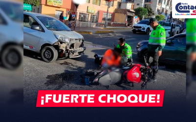 AREQUIPA: MOTOCICLISTA IMPACTA CONTRA AUTO EN LA AV. EL PROGRESO EN CAYMA Y LE DESPRENDE SU PARACHOQUES