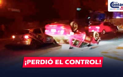 AREQUIPA: AUTO QUEDA RUEDAS ARRIBA DEBIDO A QUE CONDUCTOR EN PRESUNTO ESTADO DE EBRIEDAD PERDIÓ EL CONTROL