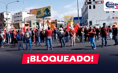 AREQUIPA: PROTESTANTES BLOQUEAN EL ÓVALO DE LOS BOMBEROS EN LA PLATAFORMA COMERCIAL ANDRÉS AVELINO CÁCERES