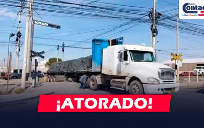 AREQUIPA: OTRA VEZ UN TRÁILER SE QUEDA ATASCADO EN LA VÍA DEL TREN EN LA AV. AVIACIÓN CON AV. PRIMAVERA EN CERRO COLORADO