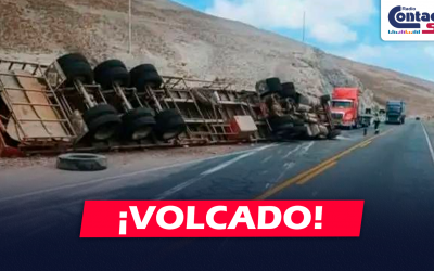 AREQUIPA: CAMIÓN SE DESPISTA Y QUEDA VOLCADO EN LA PANAMERICANA SUR DEJANDO DOS PERSONAS HERIDAS