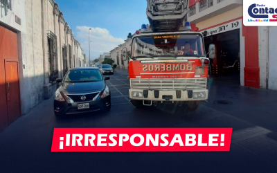 AREQUIPA: CONDUCTOR DEJA SU VEHÍCULO ESTACIONADO EN UNA ZONA PROHIBIDA E IMPIDE SALIDA DE CARRO DE BOMBEROS