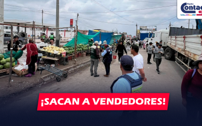 AREQUIPA: RETIRAN A COMERCIANTES DE LA AV. EVITAMIENTO LUEGO DE CHOQUE DE CAMIÓN CONTRA PUESTOS DE VENTA