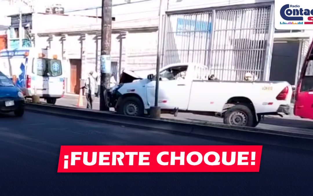 AREQUIPA: FUERTE CHOQUE SE REGISTRÓ FRENTE A LA UTP CUANDO UNA CAMIONETA IMPACTÓ CONTRA UN POSTE