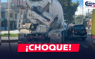 AREQUIPA: FUERTE CHOQUE SE REGISTRÓ EN LA AV. VENEZUELA CUANDO UN CAMIÓN MEZCLADOR IMPACTÓ CONTRA CAMIONETA
