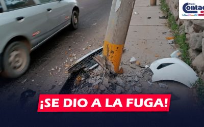 AREQUIPA: VEHÍCULO CHOCA CONTRA POSTE EN CAYMA Y LO DEJA GRAVEMENTE DAÑADO PARA LUEGO DARSE A LA FUGA