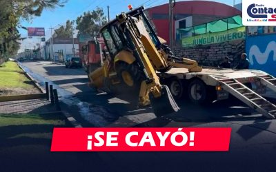AREQUIPA: RETROEXCAVADORA CAE DE UN CAMIÓN CAMABAJA Y PROVOCA EL CIERRE DEL CARRIL DE SUBIDA DE LA AV. AVIACIÓN