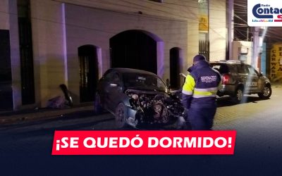 AREQUIPA: CONDUCTOR SE HABRÍA QUEDADO DORMIDO Y TERMINÓ CHOCANDO CONTRA POSTE EN LA CALLE PERAL