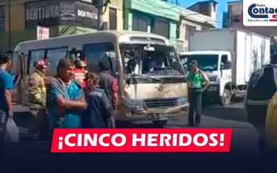 AREQUIPA: FUERTE CHOQUE EN LA AV. INDEPENDENCIA ENTRE UNA COUSTER Y UNA COMBI DEJA CINCO PERSONAS HERIDAS
