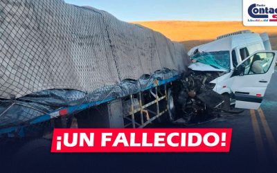 AREQUIPA: FUERTE CHOQUE ENTRE CAMIÓN Y MINIVAN DEJA UNA PERSONA FALLECIDA Y VARIOS HERIDOS