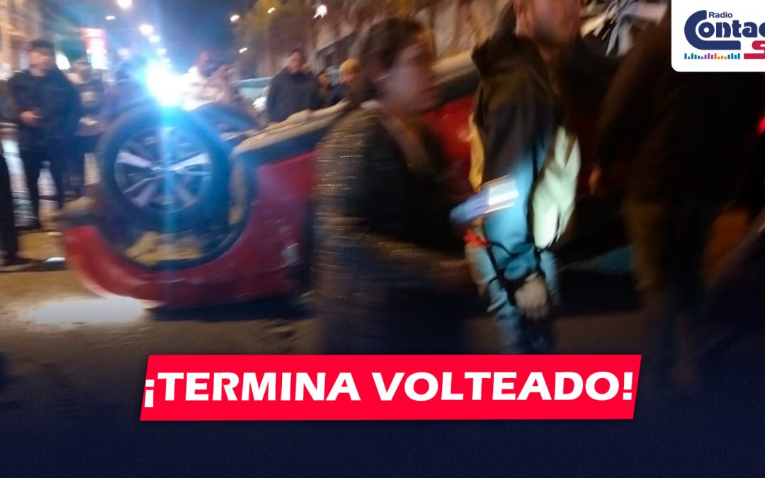 AREQUIPA: FUERTE CHOQUE DEJA UNA PERSONA HERIDA Y EL CARRO TERMINA VOLTEADO LLANTAS ARRIBA