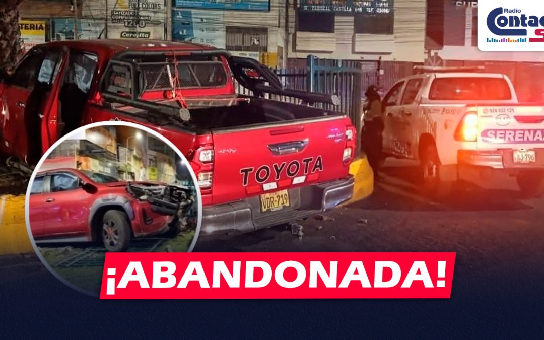 AREQUIPA: IMPACTAN CAMIONETA HILUX EN EL ÓVALO DE LA AV. MARISCAL CASTILLA Y LA ABANDONAN