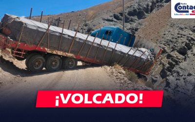 AREQUIPA: VEHÍCULO DE CARGA PESADA TERMINA VOLCADO EN LA CARRETERA DE CAYLLOMA A ORCOPAMPA