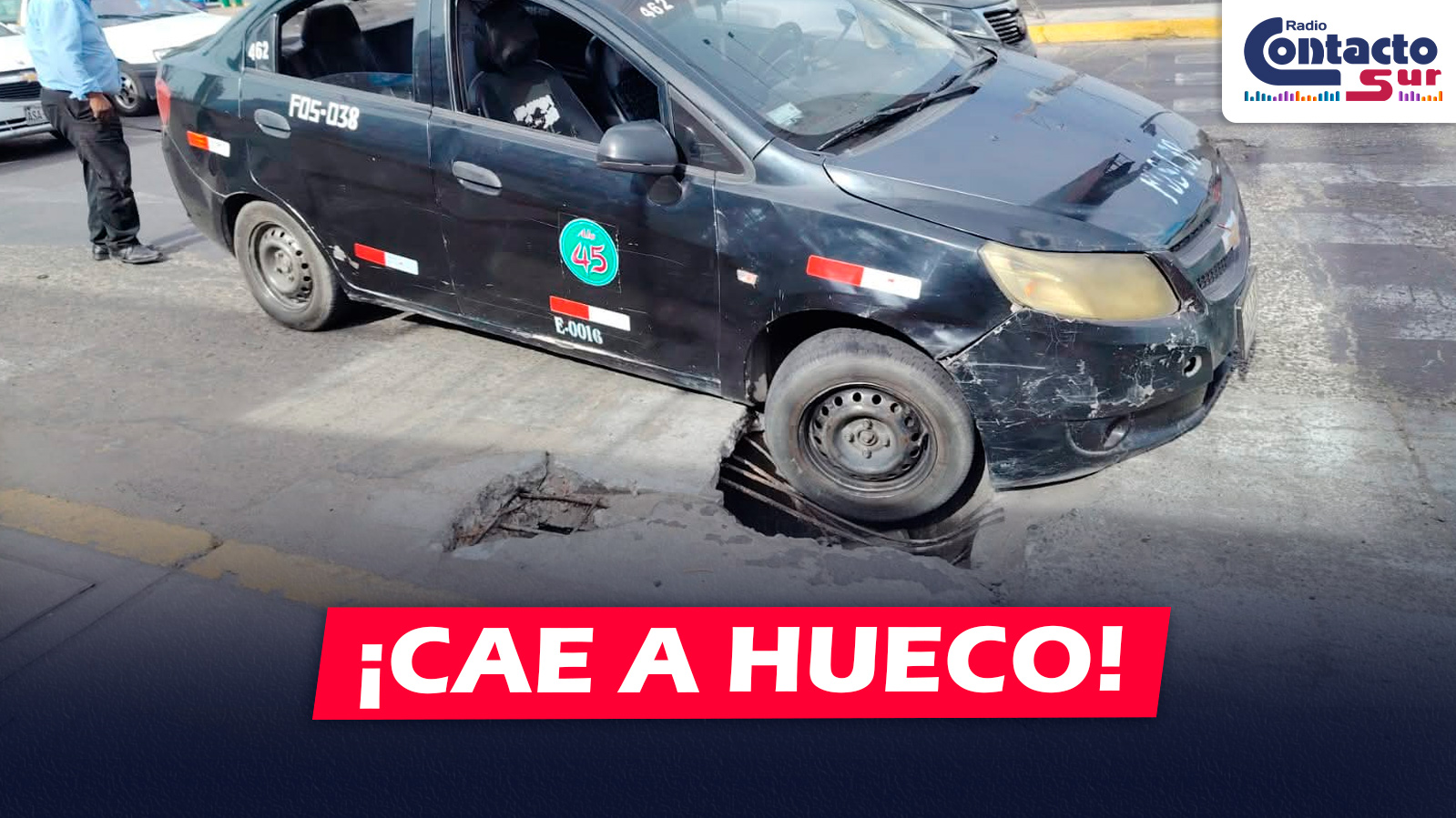 AREQUIPA: VEHÍCULO QUEDA CON DAÑOS TRAS CAER A HUECO EN CERRO COLORADO