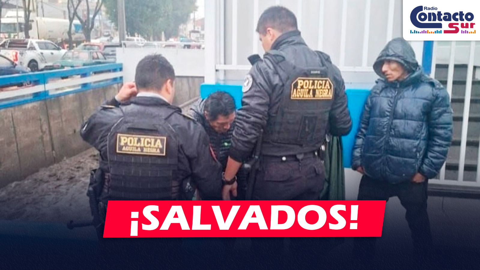 AREQUIPA: POLICÍA SALVA A DOS PERSONAS ATRAPADAS EN TORRENTERA