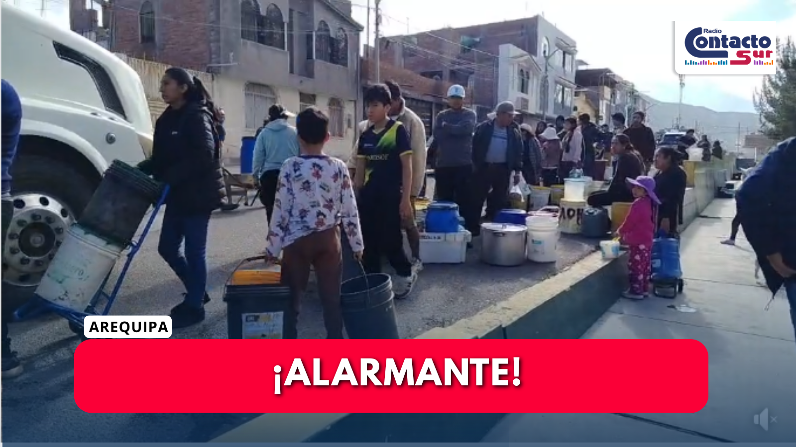 LARGAS COLAS POR AGUA CONTINÚAN EN CERRO COLORADO TRAS ROTURA DE TUBERÍA MATRIZ